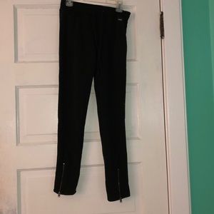 Leggings: adjustable tie and zippers at the ankle